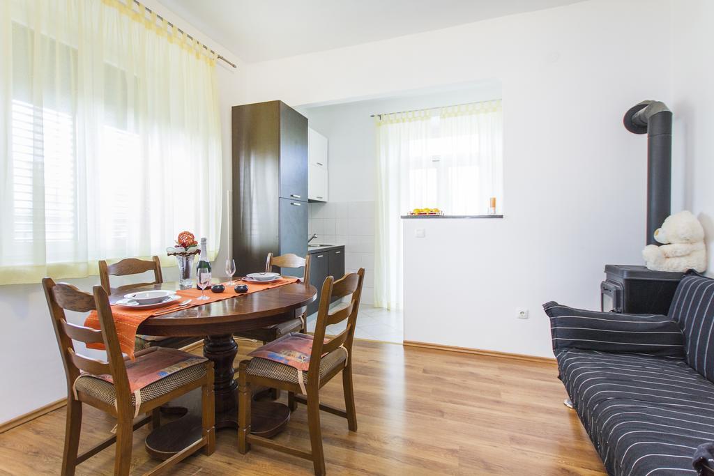 Apartment Amber Koromačno Rum bild